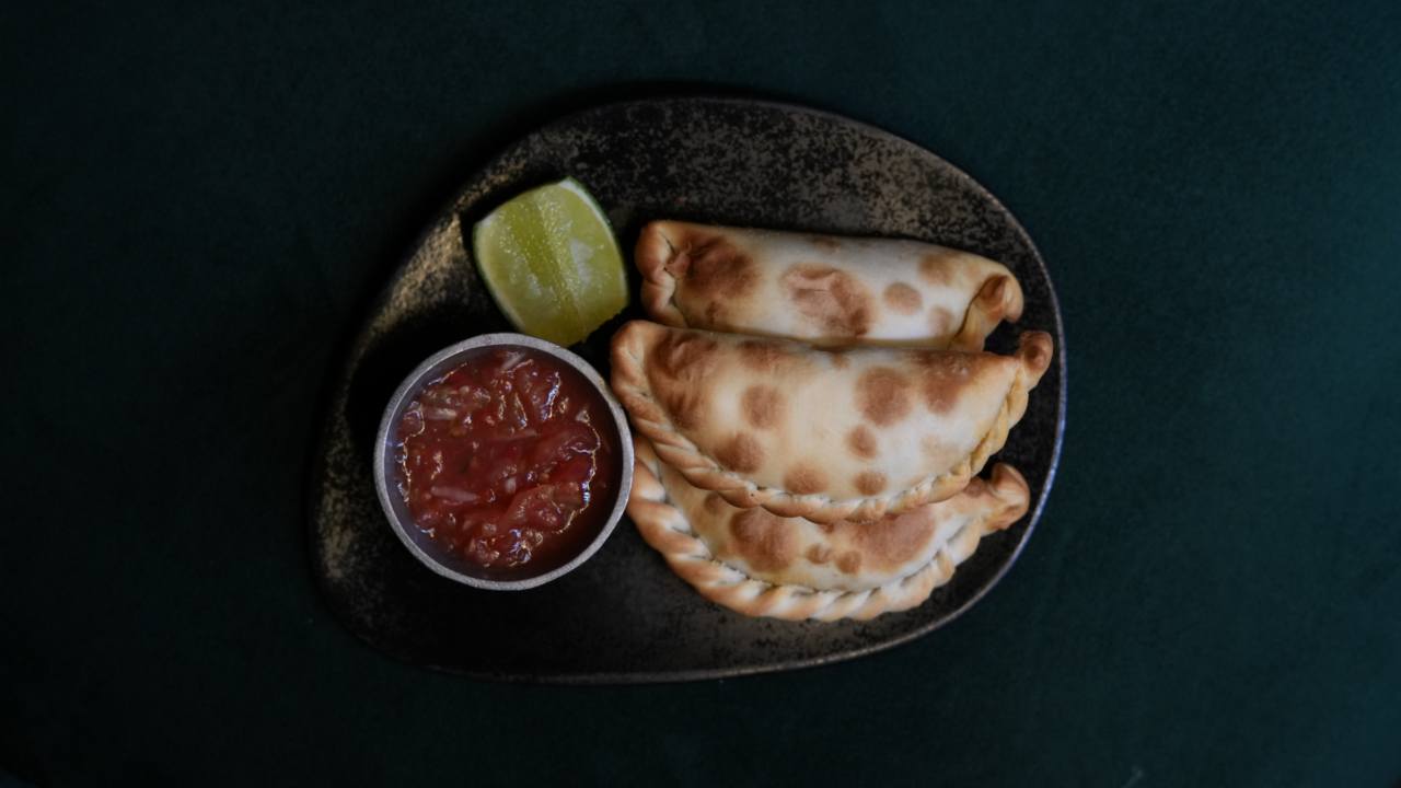 Enero ofrece un menú patrio de cuatro pasos con locro, empanadas y postres criollos en Costanera