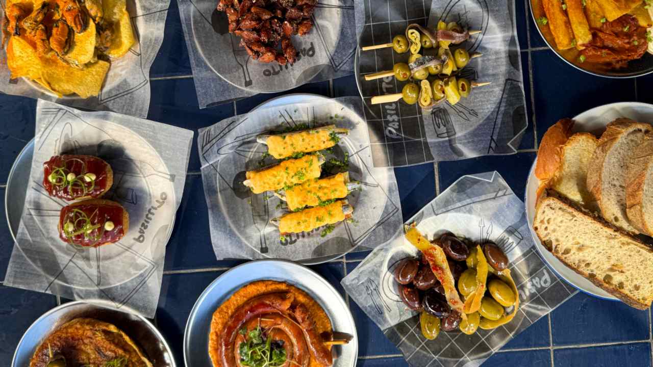 Pasillito celebra la amistad del 15 al 20/7 con promos en cerveza artesanal y copas de vino.