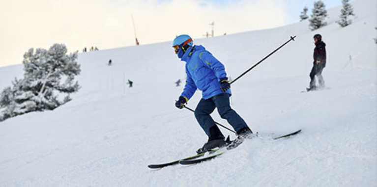 Con Macro Selecta, podrás acceder a descuentos en clases de ski y snowboard.