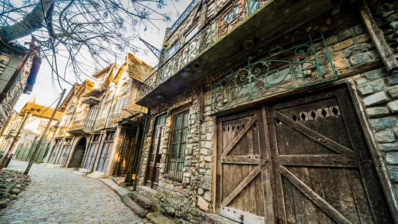 Algunos de los pasajes de Campanópolis, una aldea medieval cerca de CABA