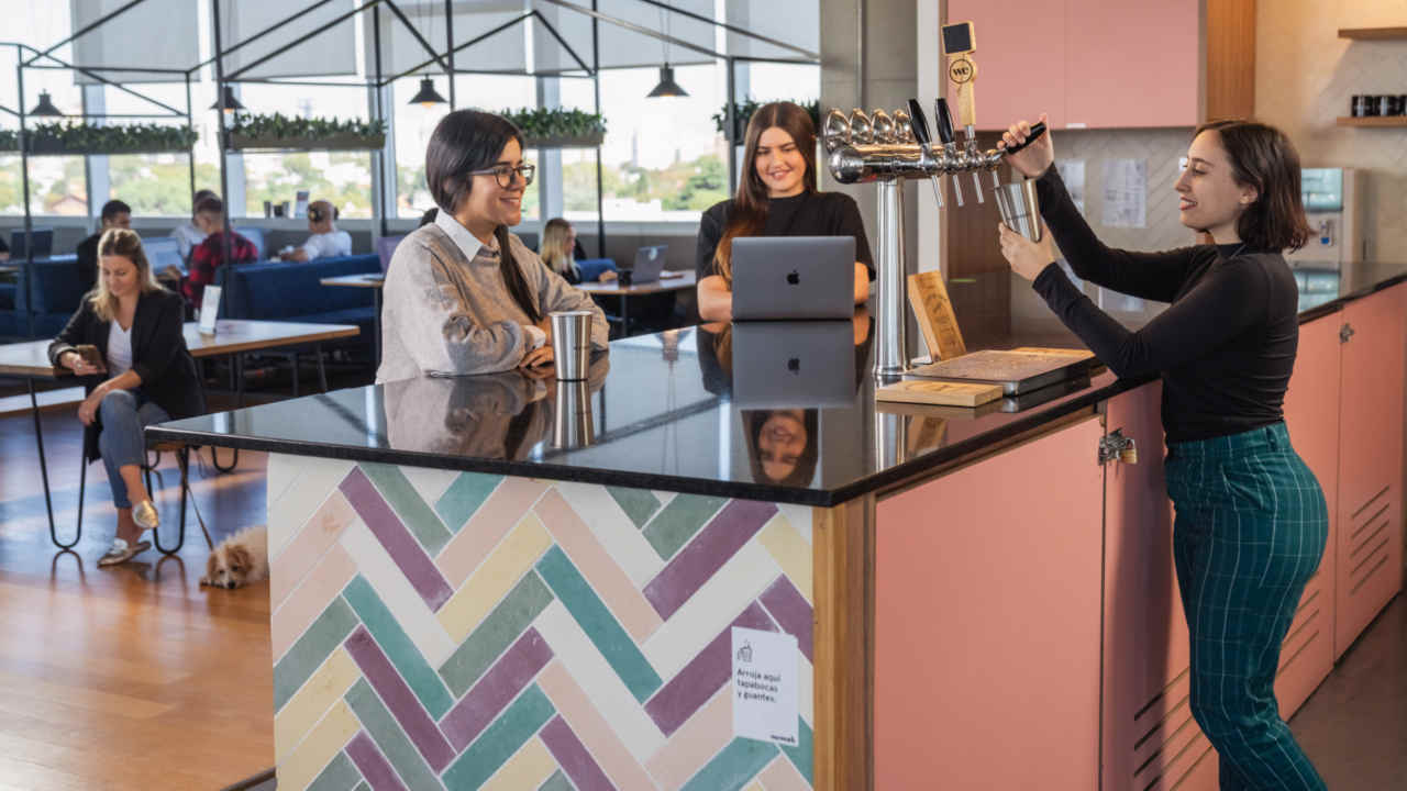 El 55% va a la oficina solo para interactuar con su equipo