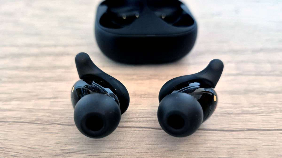 Los Fit sobresalen por su diseño cerrado y soporte firme para un uso más deportivo y activo.