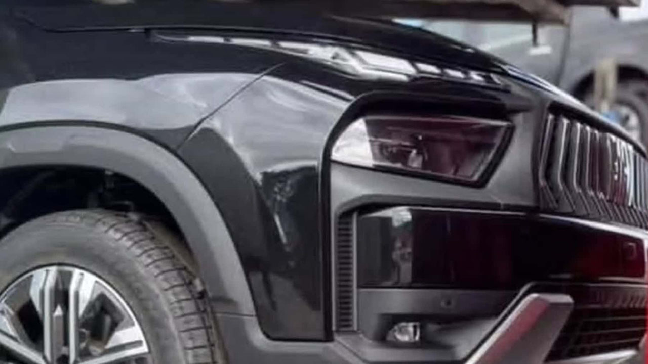 Una unidad de la nueva Fiat Toro fue vista al descubierto arriba de un camión