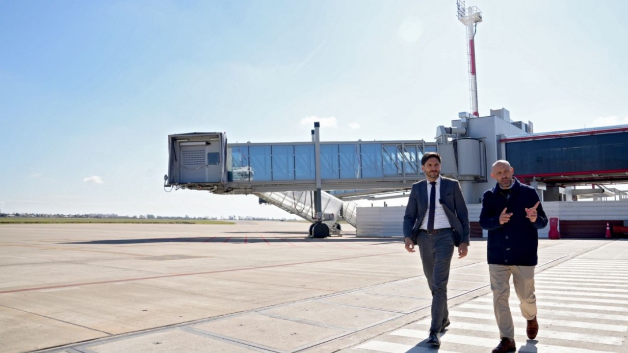 Pullaro, gobernador de Santa Fe, estuvo hoy en el Aeropuerto de Rosario para hablar de las obras