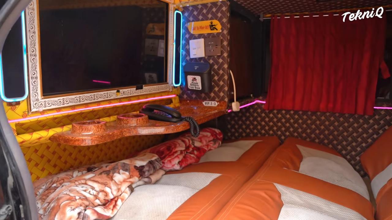 El interior del colectivo de larga distancia de Pakistán que se hizo viral en Argentina