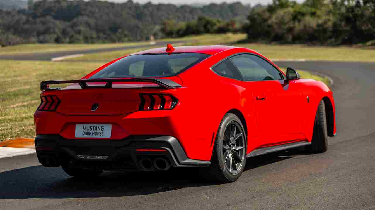 El nuevo Mustang suma partes oscurecidas que lo hacen aun más agresivo.