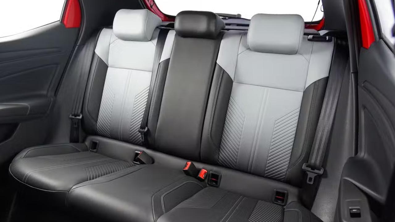 Atrás caben dos adultos