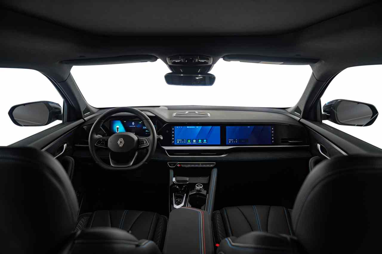 Por dentro, el Koleos tiene triple plantalla digital.