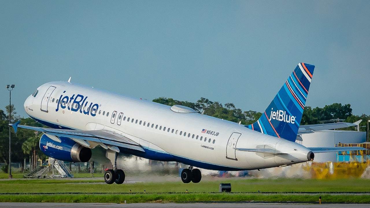 JetBlue anunció un acuerdo con Amazon para empezar a ofrecer su internet satelital a bordo