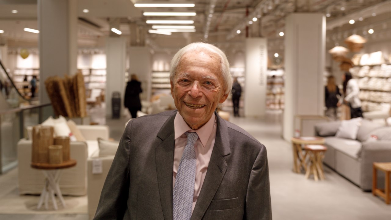 El fundador Enrique Manhard, de 90 años, viajó desde Uruguay para inaugurar la tienda insignia