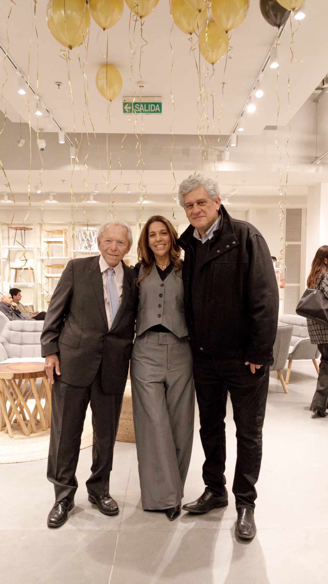 Enrique Menhard, fundador de Indian Market con sus hijos Nathalie y Gustavo