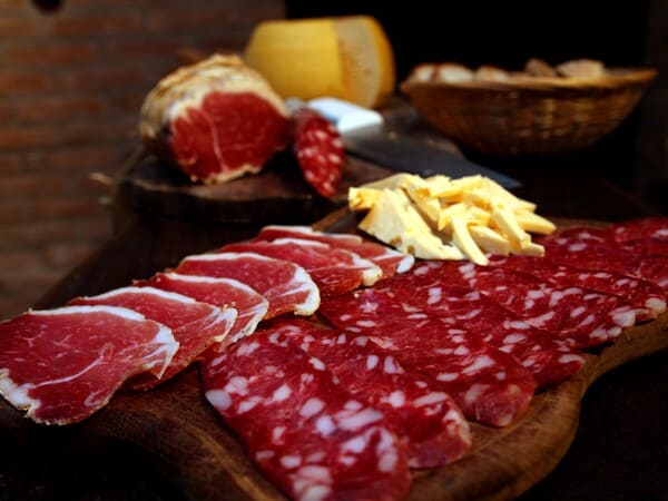 El lugar se caracteriza por sus típicos salames