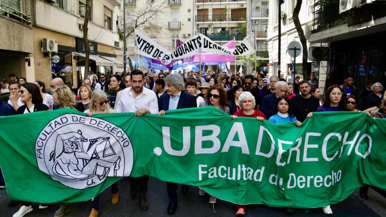 Marcha universitaria al Congreso, mientas se debate un rechazo al veto