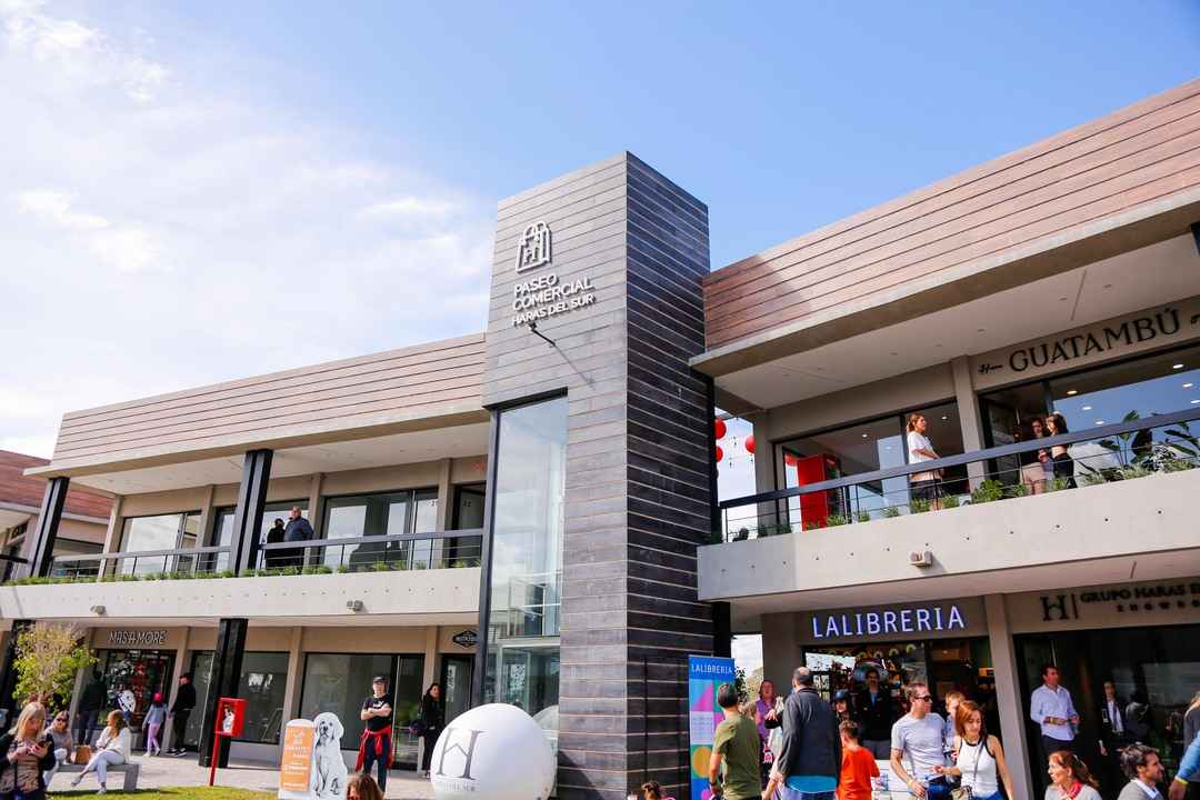 El centro comercial tiene 28 locales con rubros de gastronomía, salud y ramos generales 