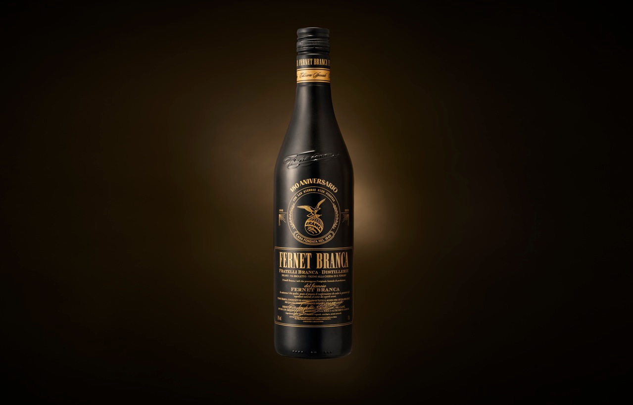 La icónica botella que Fernet Branca lanzó por sus 180 años de historia.