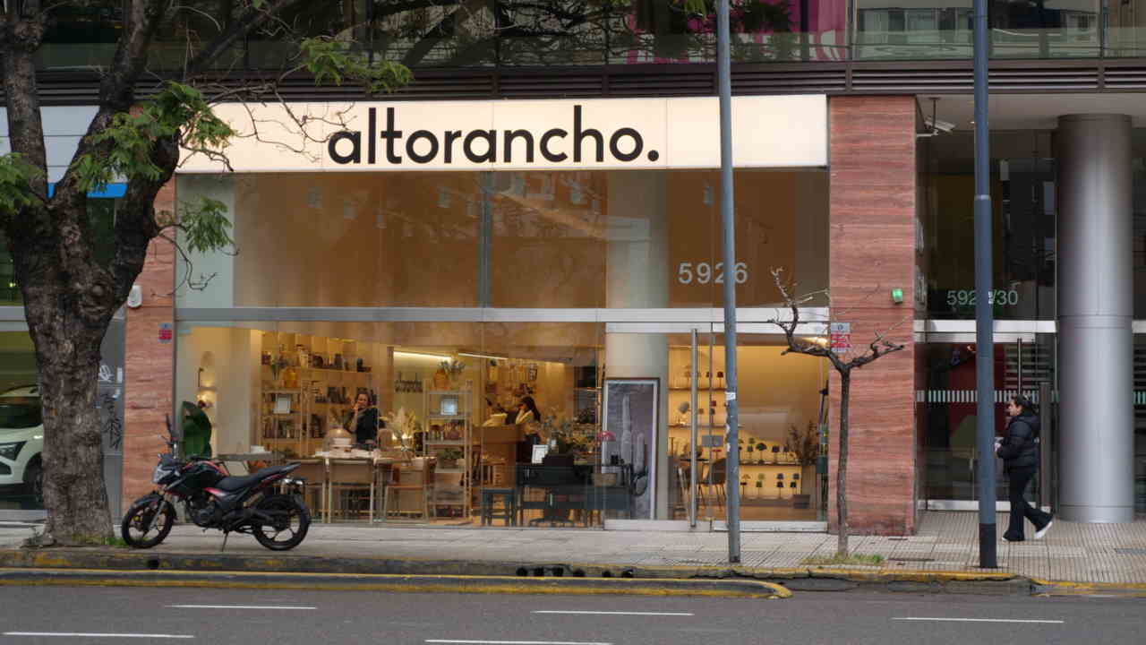 La apertura de locales físicos complementa el e-commerce y refuerza la presencia de la marca