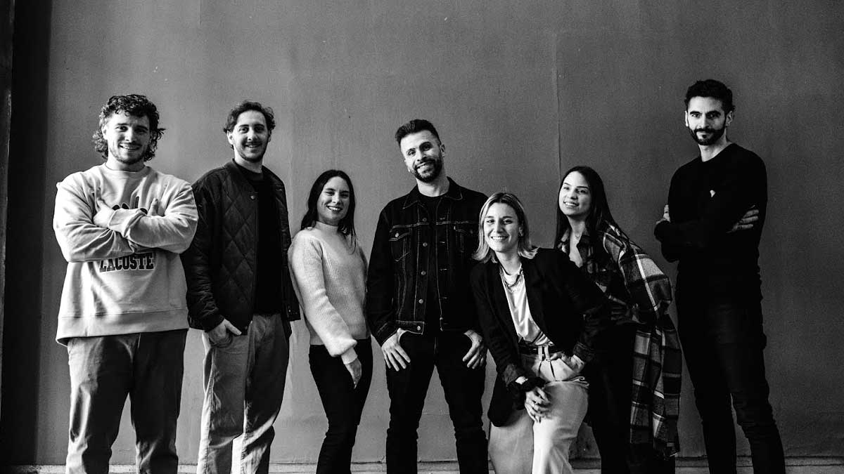 Juan Marenco (cuarto desde la izquierda) junto al equipo de Be Influencers.