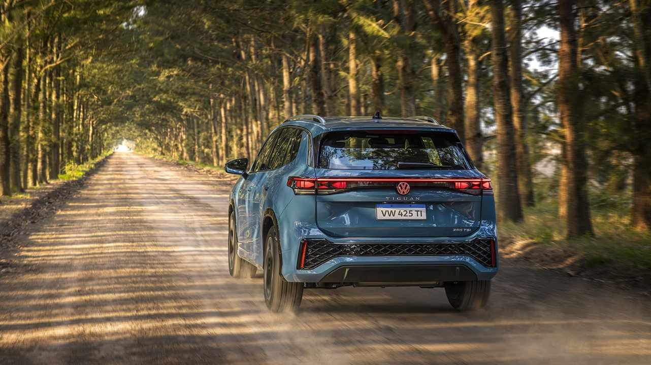 El Tiguan ilumina el diseño del logo.