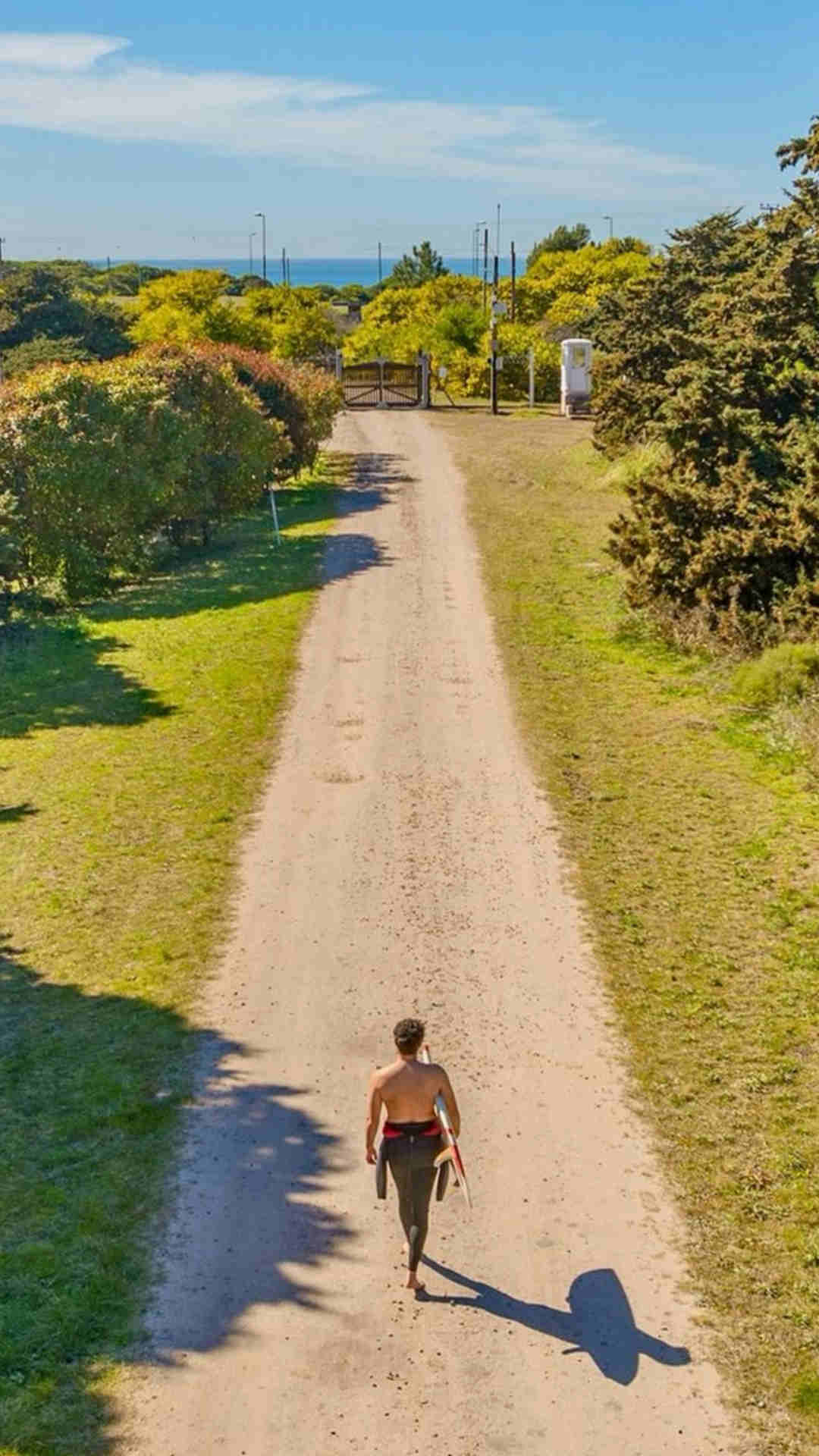 El barrio privado se encuentra a solo 150 metros del mar y rodeado por un bosque de 10.000 árboles