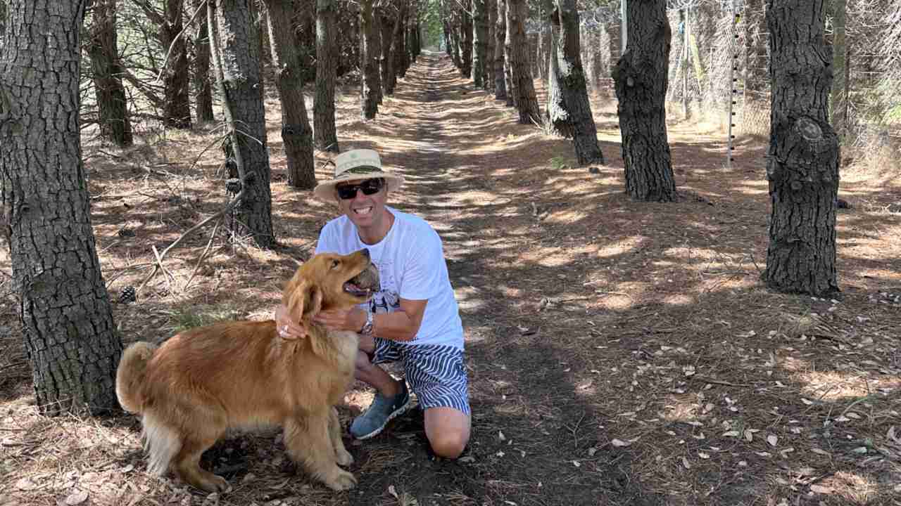 Aguerre combina en el barrio su pasión por el surf, la naturaleza y la vida en comunidad