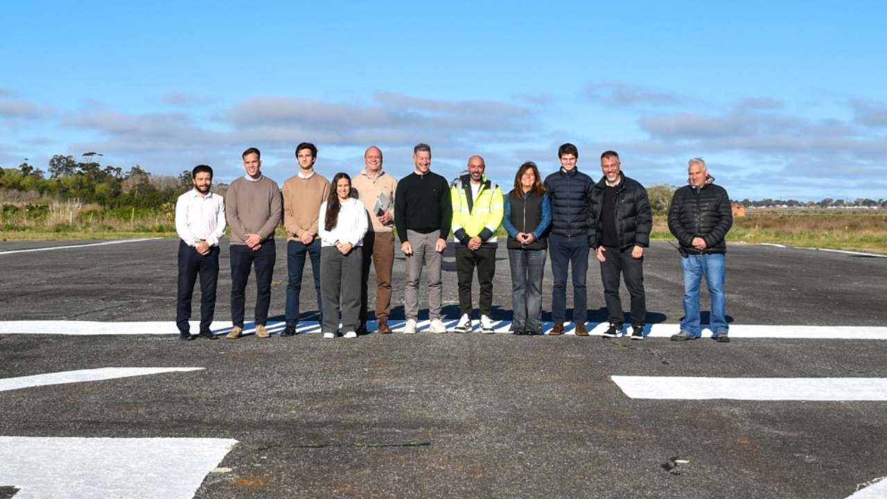 La foto de las autoridades encargadas de volver a conectar vía aérea a Villa Gesell con CABA