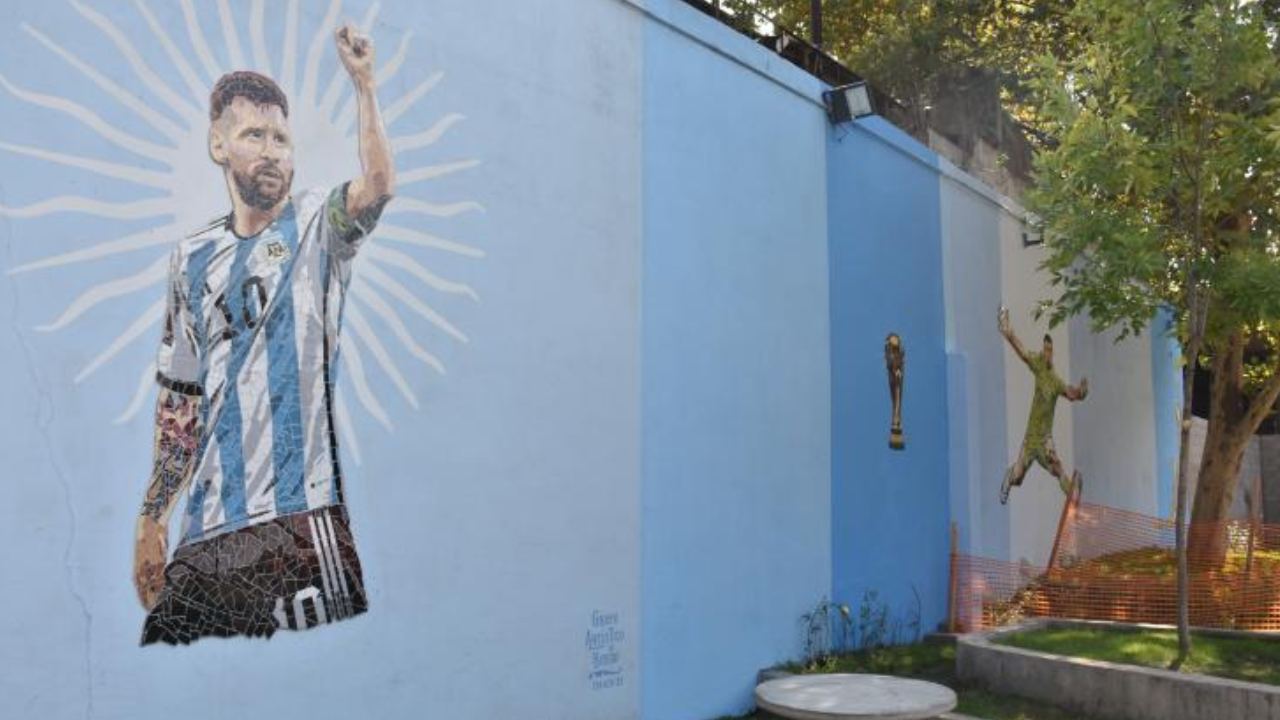 Messi, la Copa del Mundo y Dibu Martínez, en el mural de la Plaza 18 de diciembre de 2022 en CABA