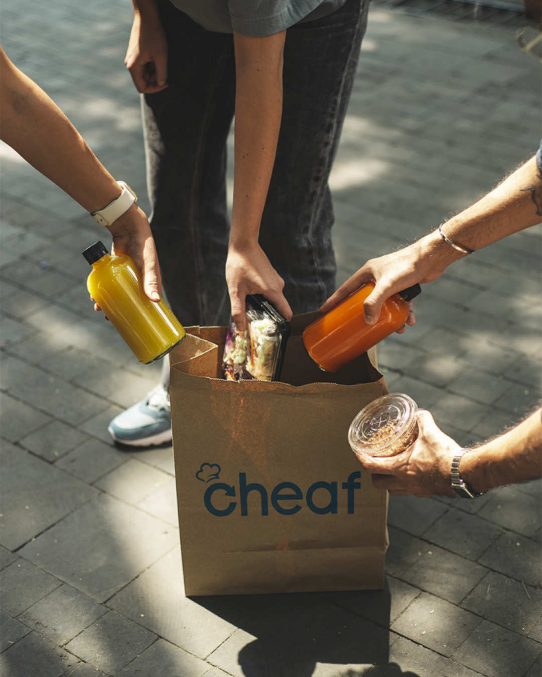 Cada bolsa sorpresa incluye productos del día que los comercios no lograron vender