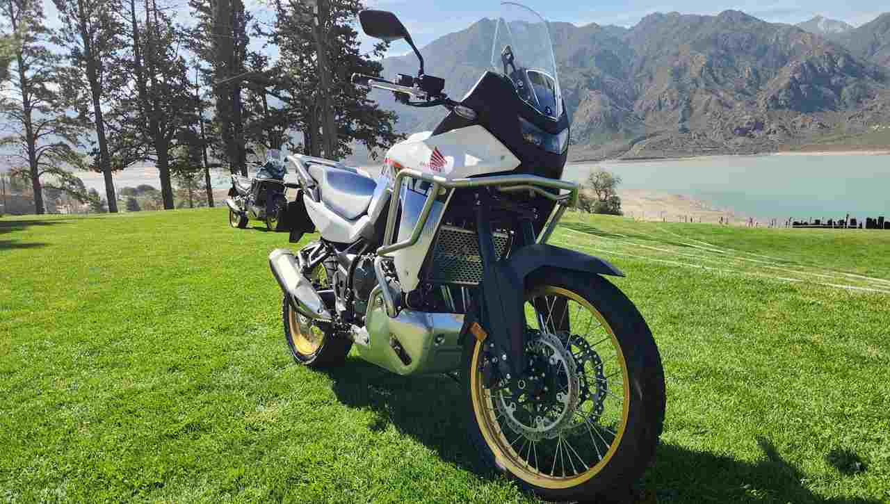 Honda Transalp, una moto ideal para manejar de parado.