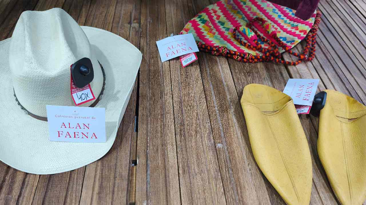 Sus icónicos sombreros se pueden encontrar en Juan Pérez