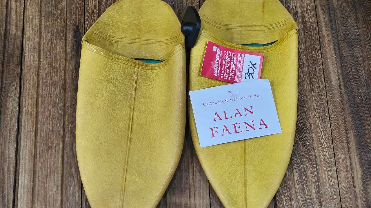 Los zapatos amarillos que usó Alan Faena están también a la venta