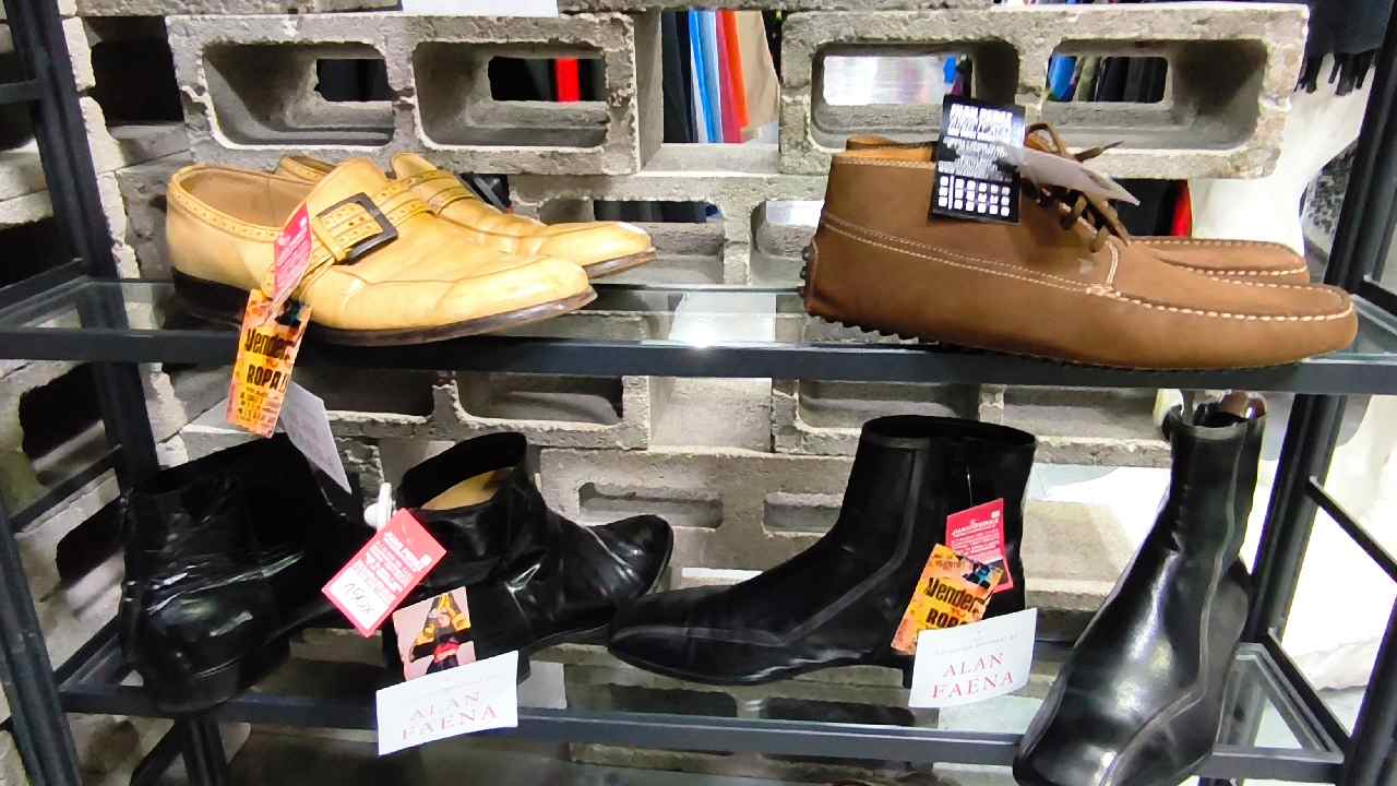 Distintos modelos de zapatos del empresario están a la venta en Juan Pérez