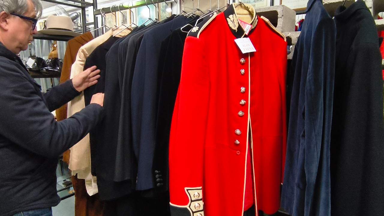 Hay abrigos y sacos de Alan Faena de diseñadores internacionales de primer nivel