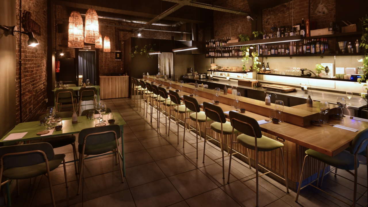 La barra del local tiene solo 12 asientos y crea un servicio íntimo y exclusivo
