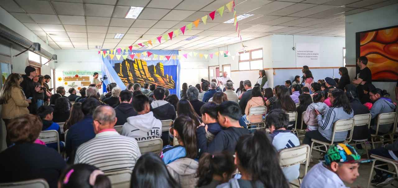 Acto de reapertura de la escuela 134 con la presencia de Ford e invitados especiales.
