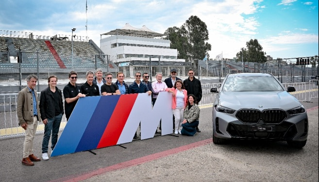 Integrantes de la red de concesionarios de BMW Group Argentina junto a Federico Álvarez Castillo