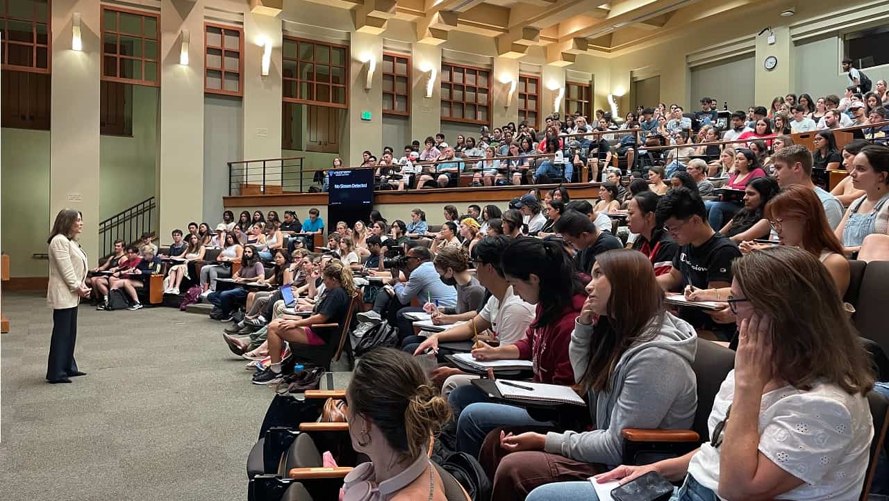 Marianne Williamson, autora y conferencista internacional