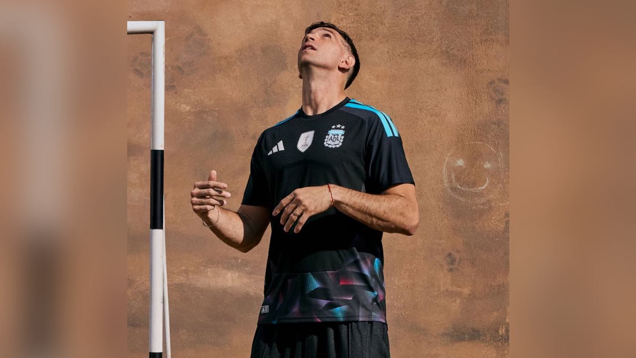 Dibu Martínez y la camiseta titular de arquero para el Mundial 2026