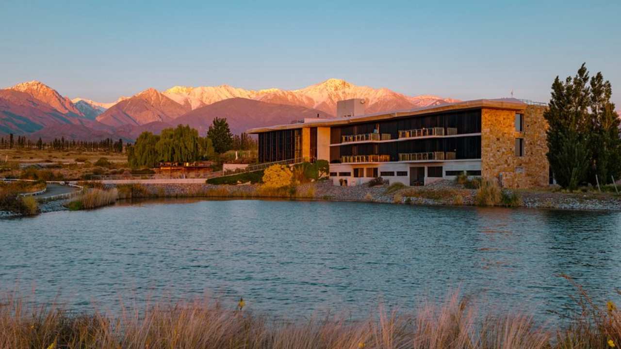 Mendoza lanzó un programa de promociones en hotelería, bodegas y restaurantes para el verano '25/26