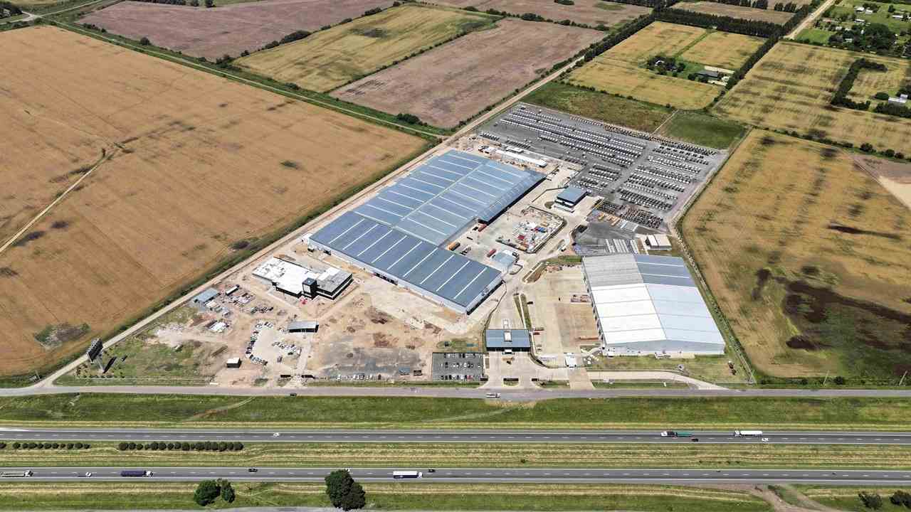 Mercedes Benz construye su nueva planta en Zárate.