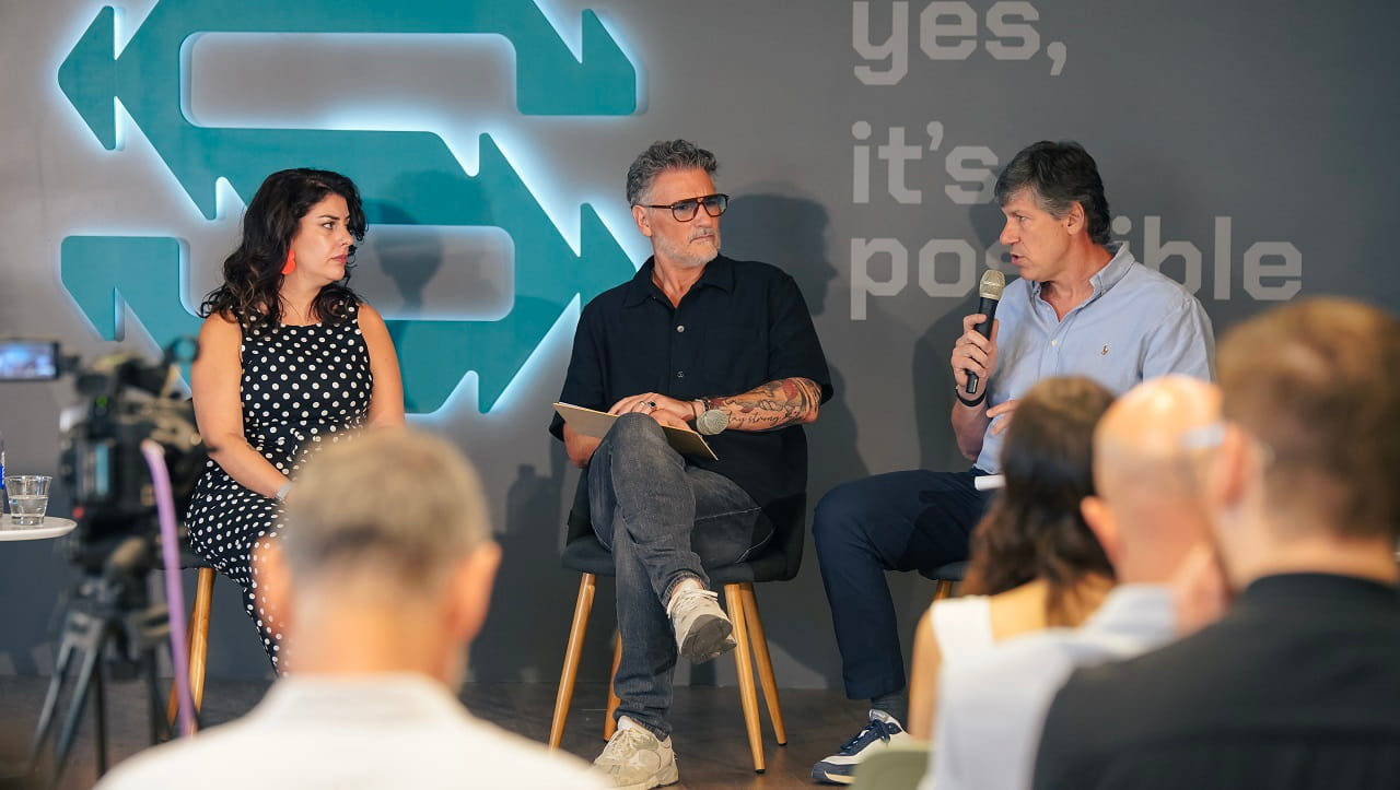 Milagros Miceli, Juan Santiago (CEO y fundador, Santex) y Walter Abrigo (socio y Director General, S