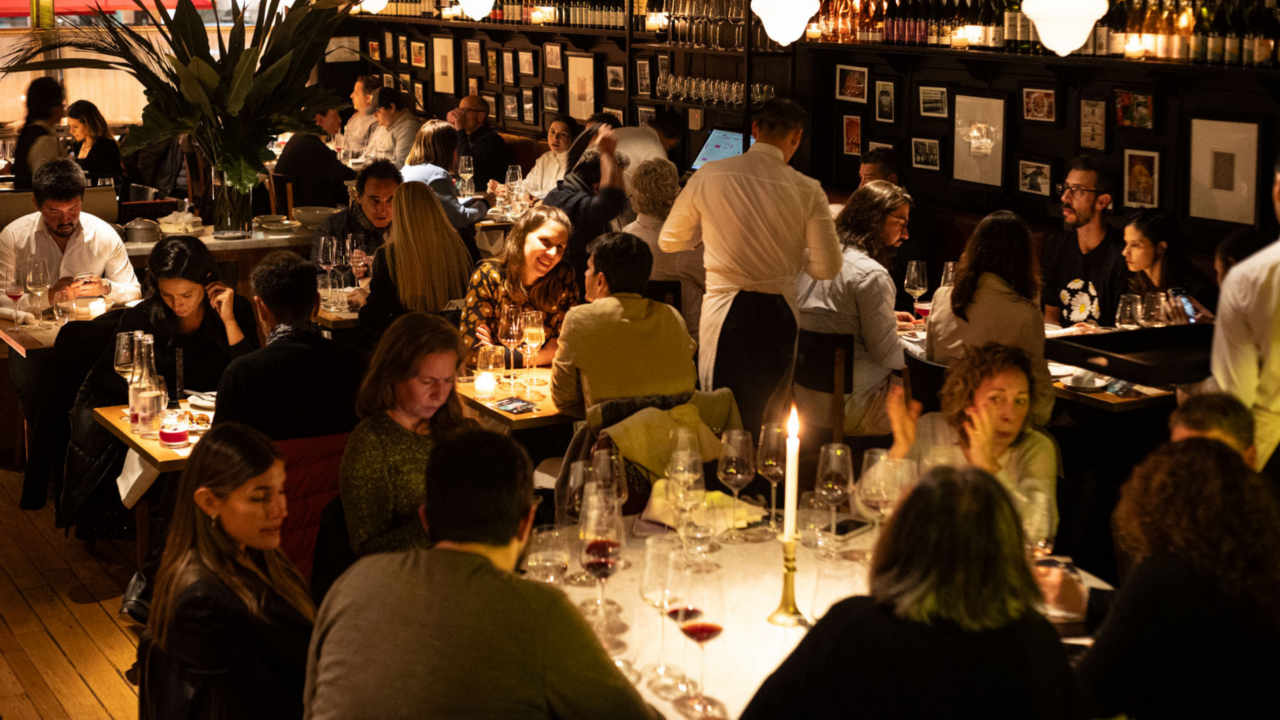 Cena de seis pasos con cocina judía contemporánea, fiesta después de medianoche y brindis incluido