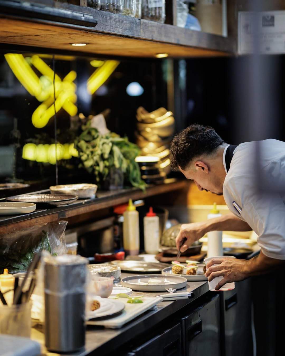 El chef Jerónimo Bichi diseña una cena con clásicos reversionados, mesa dulce y copa de espumante