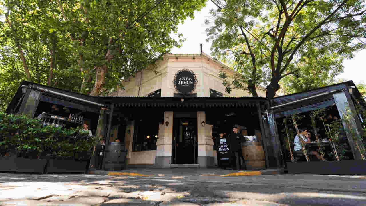 Lo de Jesús ofrece una cena con cortes madurados, platos clásicos y brindis con vinos Salentein