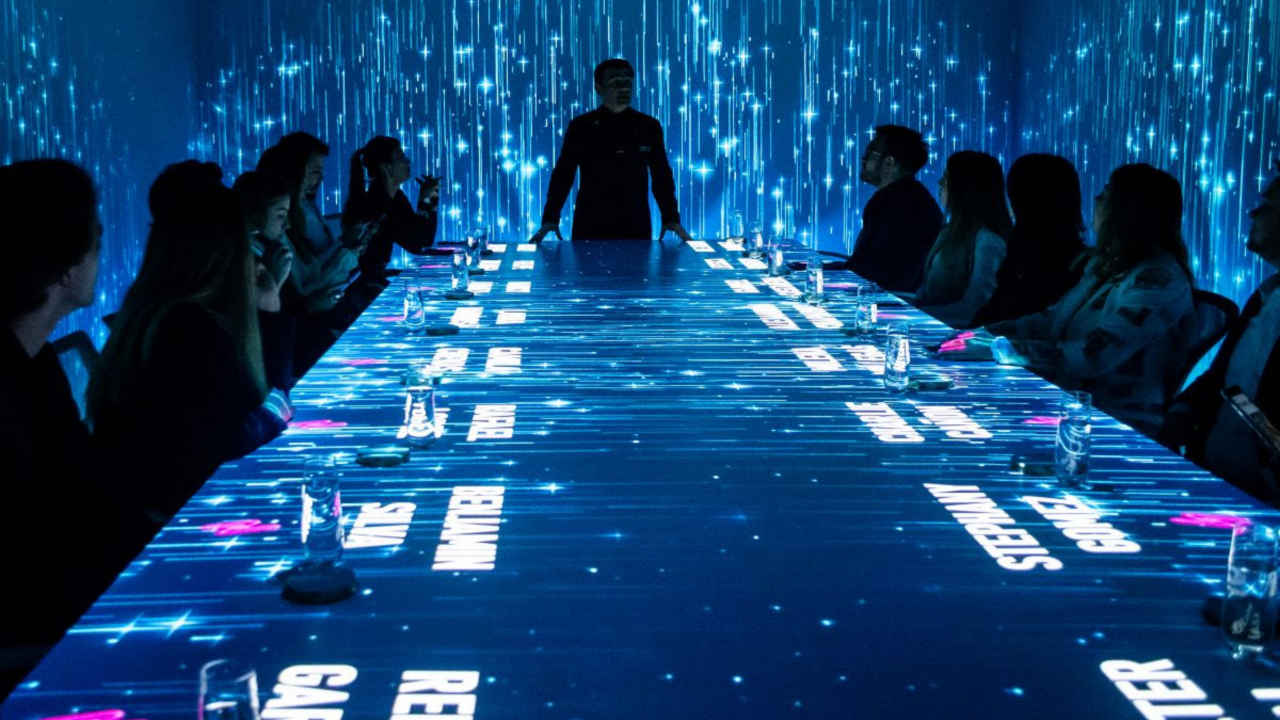 Frenessí ofrece una cena tecnoemocional con maridaje, proyecciones y un brindis para recibir el año