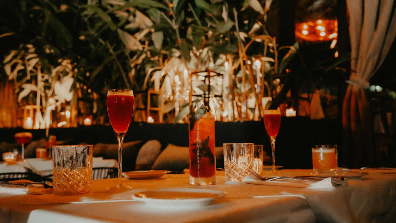 Enero ofrece cena por pasos, open bar, DJ, música en vivo y fuegos artificiales frente al río