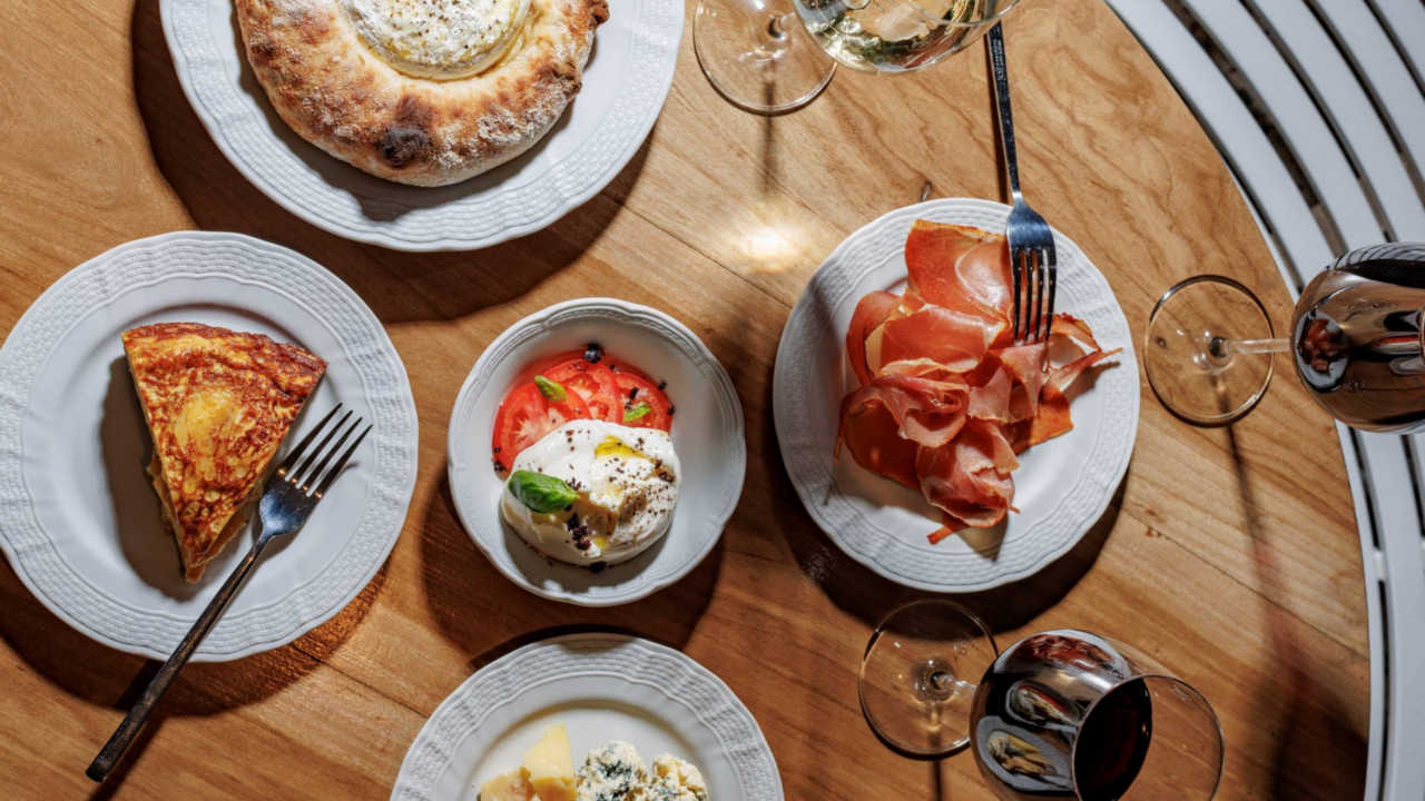 Aire Libre celebra el Año Nuevo con menú por pasos, música en vivo y preventa con descuento