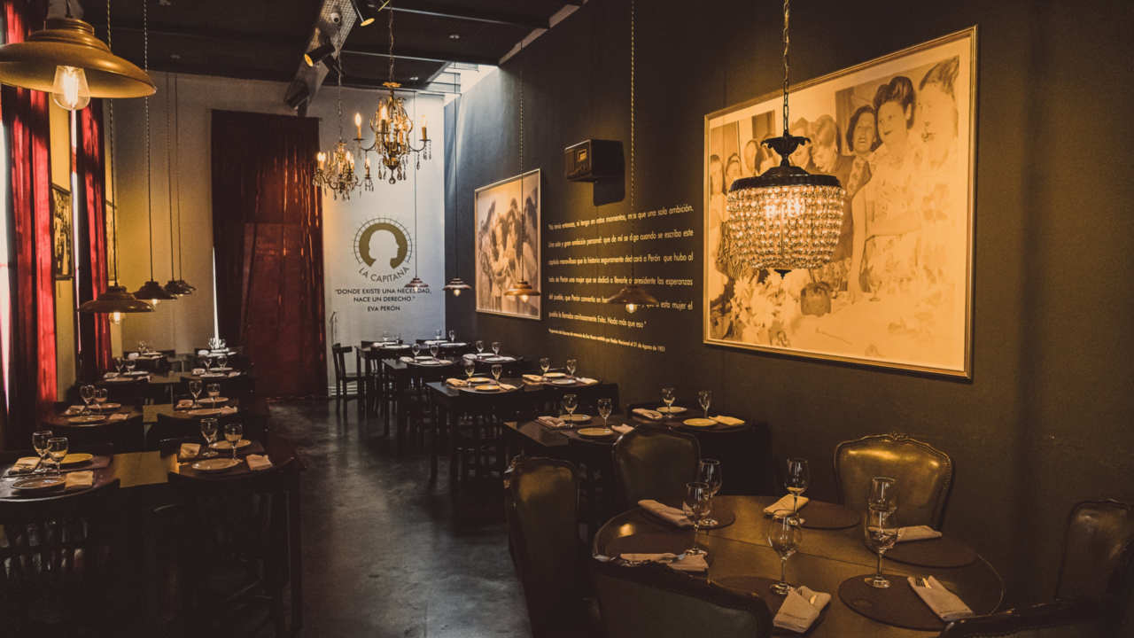 Con espíritu bodegonero, música cubana y brindis, La Capitana propone una cena festiva y clásica