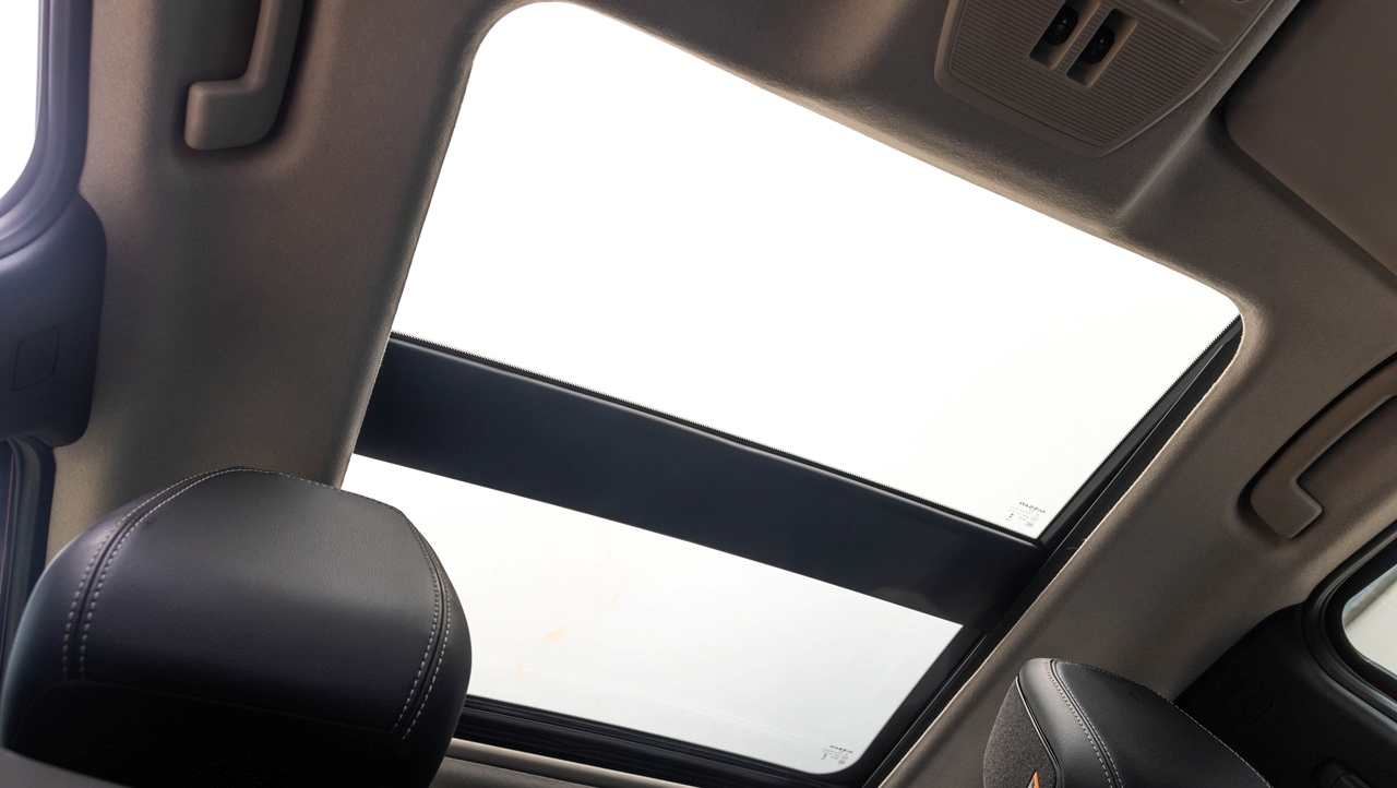 El Kicks tiene un techo panorámico que herede del hermano mayor, X-Trail.