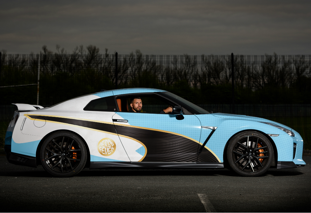 Agüero en un Nissan tuneado.