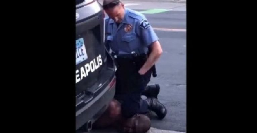 Policía cometiendo el crimen que despertó el levantamiento.